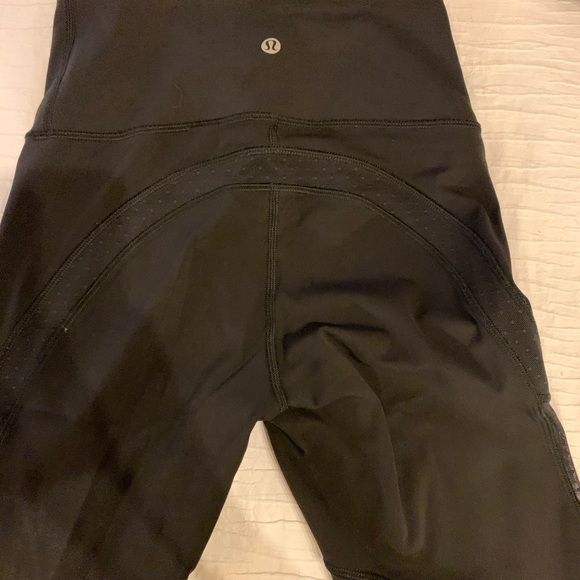 Lululemon black crop 25” legging in GUC Sz4 - Picture 2 of 3